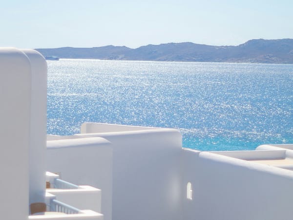 Η Μύκονος σήμερα βιώνει εναλλαγές στον καιρό, χαρακτηριστικές της μεταβατικής εποχής της άνοιξης.