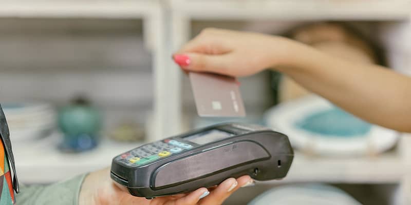 Μετρητά τέλος στις συναλλαγές